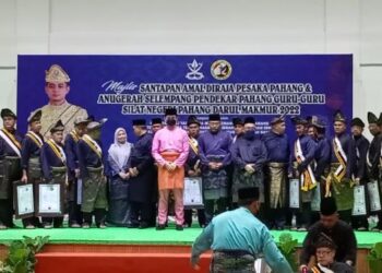 TENGKU HASSANAL Ibrahim Alam Shah (tengah) bergambar bersama penerima  Anugerah Selempang Pendekar Pahang di Dewan Datuk Seri Abdul Manan Ismail Paya Besar di Kuantan, Pahang. - FOTO/SALEHUDIN MAT RASAD