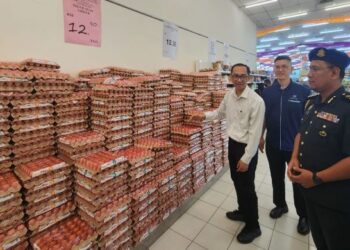 MARK Ujin (kiri) menunjukkan bekalan telur sempena pelancaran Skim Harga Maksimum Musim Perayaan (SHMMP) Deepavali 2022 di sebuah pasar raya di Bentong, Pahang.