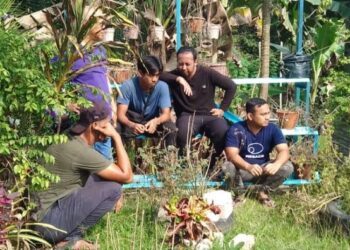 MUHAMMAD Khairi Ramdan Mohd. Haris (dua dari kanan) ditemani rakan-rakannya di rumahnya dekat Felda Mengkuang di Bera, Pahang.