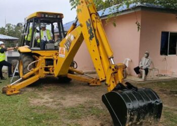 WAN ROSDY Wan Ismail secara simboliknya melakukan acara pecah tanah untuk kerja-kerja menarik taraf sistem bekalan air di Kampung Bukit Kuin di Kuantan, Pahang. - FOTO/DIANA SURYA ABD. WAHAB