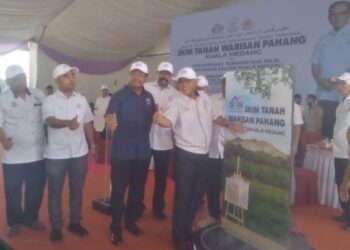WAN ROSDY Wan Ismail (tengah) melancarkan projek perintis Skim Tanah Warisan (STW) Pahang di Kampung Kuala Medang di Lipis, Pahang. - FOTO/HARIS FADILAH AHMAD