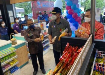 ROSOL Wahid (dua dari kanan) ketika mengadakan lawatan ke kedai serbaneka stesen minyak 5Petrol Batu Balai di Jerantut, Pahang. - FOTO/NORHAFIZAN ZULKIFLI