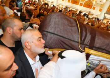 ISMAIL HANIYEH turut mengangkat jenazah Sheikh Yusuf di Masjid Doha, semalam.-SAFA NEWS