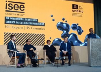 PENULIS (dua dari kiri) menghadiri perbahasan meja bulat berkaitan pendidikan di Expo 2020, Dubai yang berakhir semalam.
