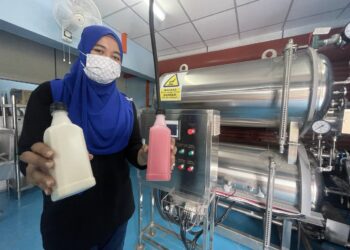 FARHANA Zainuddin menunjukkan sampel produk susu dan dadih jenama Dadih Marissa yang menggunakan teknologi retort di samping mesin retort milik syarikat tersebut ketika ditemui ditemui kilangnya di MARA Halal Park, Kuala Perlis, Kangar di sini hari ini.
