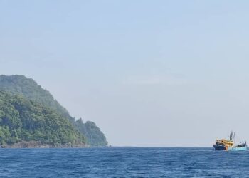 SEBUAH bot nelayan melabuhkan pukat tunda berhampiran salah sebuah tempat menyelam dikenali Gua Rajawali di Pulau Tenggol, Terengganu.