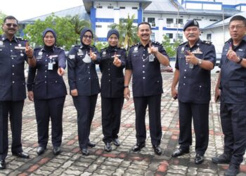 PEGAWAI serta anggota polis yang hadir pada proses pengundian awal di Dewan Serbaguna IPK Melaka, Bukit Beruang, Melaka. - UTUSAN/RASUL AZLI SAMAD
