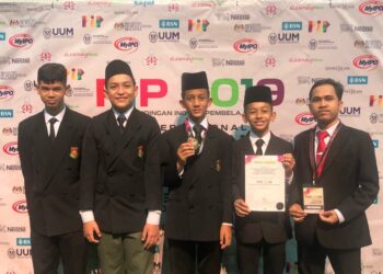 Ismail Salleh (kanan) bergambar bersama Pasukan Inovasi SMKA Kedah, dalam satu pertandingan dianjurkan pada 2019.