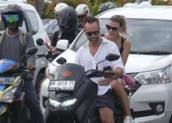 RAMAI warga asing didapati melanggar peraturan jalan raya ketika menunggang motosikal yang disewa di Bali.-AGENSI