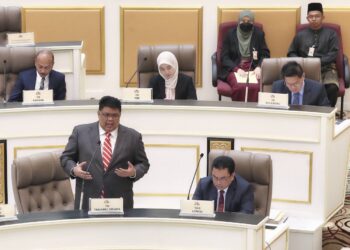 AB. RAUF Yusoh berucap ketika sesi pertanyaan-pertanyaan lisan pada Sidang DUN di Seri Negeri, Ayer Keroh, Melaka. - UTUSAN/RASUL AZLI SAMAD