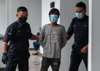 TERTUDUH mengaku bersalah di Mahkamah Sesyen, Ayer Keroh, Melaka atas pertuduhan melakukan amang seksual fizikal terhadap seorang kanak-kanak. - UTUSAN/SYAFEEQ AHMAD