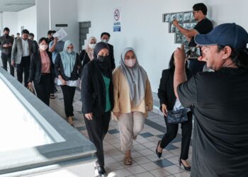 KESEMUA tertuduh mengaku tidak bersalah di Mahkamah Sesyen, Ayer Keroh, Melaka atas pertuduhan mengemukakan dokumen palsu bagi tuntutan insentif Program Penjana Kerjaya 2.0. - UTUSAN/SYAFEEQ AHMAD