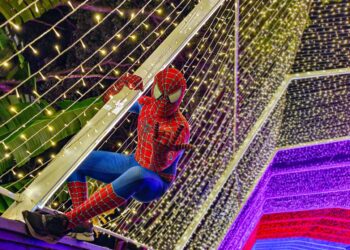 AKSI Mr. Spider yang memperagakan kostum Spiderman di Dataran Sejarah, Ayer Keroh, Melaka. - UTUSAN/SYAFEEQ AHMAD