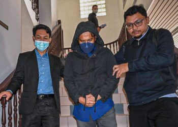 TERTUDUH mengaku tidak bersalah di Mahkamah Sesyen, Ayer Keroh, Melaka atas mengemukakan tuntutan palsu kepada Perkeso. - UTUSAN/SYAFEEQ AHMAD