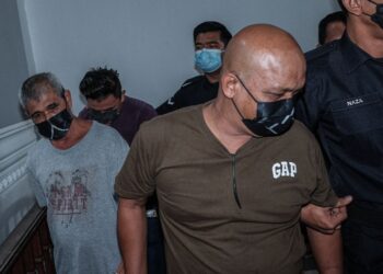 KESEMUA tertuduh mengaku bersalah di Mahkamah Majistret, Ayer Keroh, Melaka atas pertuduhan membuat pertaruhan bola sepak Piala Dunia 2022. - UTUSAN/SYAFEEQ AHMAD