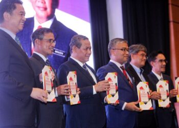 AMINUDDIN Harun (tiga dari kiri) pada Seminar Bebas Rasuah, Integriti dan Tadbir Urus Terbaik Pihak Berkuasa Tempatan 2022 serta Pelancaran Buku Pelan Anti Rasuah Organisasi (OACP) Majlis Bandaraya Seremban di Seremban hari ini. - UTUSAN/MOHD. SHAHJEHAN MAAMIN