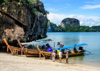 PELANCONG mengunjungi Pulau James Bond di Phang Nga Bay, Phuket.-AFP