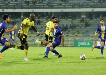 PEMAIN Perak FC, Christian Obiozor (dua dari kiri) cuba melepasi asakan pemain Sri Pahang FC dalam perlawanan Piala FA di Stadium Perak, Ipoh hari ini. - UTUSAN/MUHAMAD NAZREEN SYAH MUSTHAFA