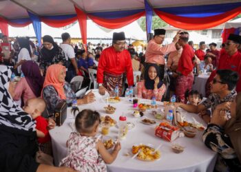JOHARI Abdul Ghani beramah-mesra dengan tetamu yang hadir pada Majlis Rumah Terbuka Aidilfitri Parlimen Titiwangsa di Kampung Baru, Kuala Lumpur, semalam. – UTUSAN/SHIDDIEQIIN ZON