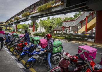 RAMAI lepasan SPM berpendapat  mereka tidak perlu belajar tinggi kerana jika rajin melibatkan diri dalam ekonomi gig, mereka boleh menjana pendapatan lumayan.- GAMBAR HIASAN