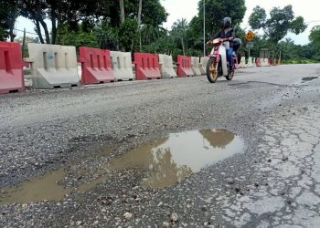 PELBAGAI faktor menjadi punca kerosakan jalan antaranya air yang memainkan peranan sebagai agen utama pengancam struktur jalan dan tanah.-GAMBAR HIASAN