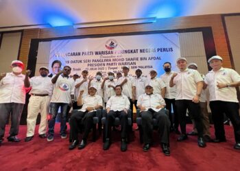 MOHD. Shafie Apdal (empat dari kiri) bersama kepemimpinan Warisan negeri dalam majlis pelancaran Warisan peringkat negeri ini di salah sebuah hotel di Kangar, Perlis hari ini.- UTUSAN/MOHD. HAFIZ ABD. MUTALIB
