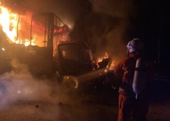 PASUKAN Bomba dan Penyelamat melakukan kerja-kerja memadam dua buah kenderaan yang terbakar selepas terlibat dalam kemalangan di Kilometer  45.7 Lebuh Raya Utara Selatan (PLUS) arah selatan, malam tadi.