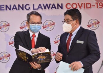 LAW Choo Kiang (kiri) dan Setiausaha Kerajaan Negeri Pulau Pinang, Datuk Abdul Razak Jaafar melihat senarai Darjah Kebesaran Negeri Pulau Pinang  Sempena Hari Ulang Tahun ke-72 Yang Dipertua Negeri Pulau Pinang, Tun Ahmad Fuzi Abdul Razak.