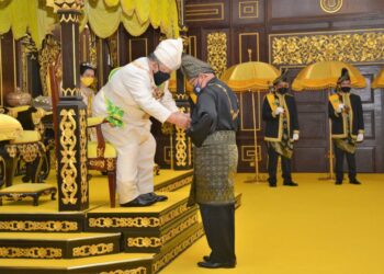 TUANKU Syed Sirajuddin Jamalullail menyampaikan Darjah Seri Paduka Mahkota Perlis (SPMP) kepada Awang Adek Hussin sempena Hari Ulang Tahun Keputeraan Raja Perlis Ke-79 di Istana Arau, Perlis, hari ini.