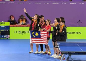 PASUKAN Malaysia meraikan kejayaan menumpaskan Wales untuk mara ke final pingpong berpasukan wanita Sukan Komanwel 2022 di Birmingham. - IHSAN MAJLIS OLIMPIK MALAYSIA