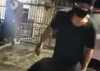 TANGKAP layar video yang diterima seorang lelaki mengenai individu yang melemparkan minyak petrol ke halaman rumahnya sebelum terbakar di Skudai, Johor.
