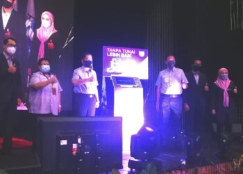 ZAMANI Ahmad Mansor (tiga dari kiri) bersama tetamu khas menunjukkan tanda bagus pada pelancaran program Cashless Society di Wisma MBSA hari ini. - UTUSAN / ABDUL RAZAK IDRIS