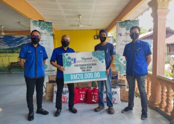 MARHALIM Mohamed menyerahkan sumbangan bernilai RM20,000 kepada warden Rumah Anak Yatim Darul Aitam, Abdul Rahman Ramlan.