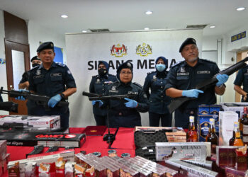 NORLELA Ismail menunjukkan barangan yang dirampas JKDM Melaka dalam sidang akhbar di Wisma Kastam, Ayer Keroh, Melaka.