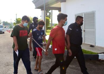 ANGGOTA polis membawa tiga lelaki yang dituduh melakukan rompakan menggunakan pistol mainan di Kodiang, Kubang Pasu untuk pertuduhan di Mahkamah Sesyen Alor Setar, kEDAH - UTUSAN/SHAHIR NOORDIN