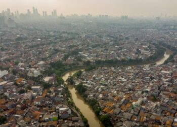 PEMANDANGAN Sungai Ciliwung yang merupakan sungai terpanjang di Jakarta.-CNA