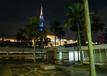 LENGANG... Tiada lagi kelibat gelandangan tidur di pekarangan hadapan Masjid Negara selepas kebanyakan mereka diselamatkan oleh kerajaan dan pertubuhan bukan kerajaan yang mencarikan kerja serta tempat tinggal untuk mereka. UTUSAN/MUHAMAD IQBAL ROSLI