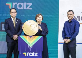 Zeti Aziz (tengah) bersama Abdul Farid Alias (kiri) dan Ahmad Zulqarnain Onn ketika melancarkan aplikasi mudah alih pelaburan mikro berinovatif, Raiz secara maya di Youtube PNB, semalam.