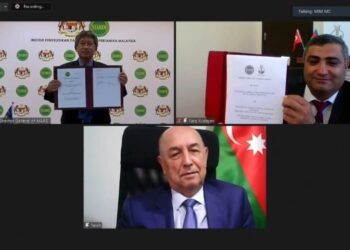 Majlis menandatangani MoU secara dalam tailan oleh Dr. Mohamad Roff Mohd. Noor (kiri, atas) dan  Faig Khudayev (kanan, atas) disaksikan oleh Dr. Qaley Allahverdiyev, baru-baru ini.