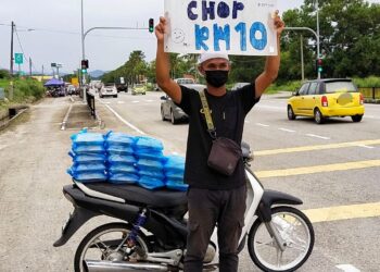 TANGKAP layar daripada satu rakaman video yang tular di TikTok menunjukkan Muhd. Firdaus Kamarudin sedang mempromosikan produk 'chicken chop' miliknya di tepi jalan di Jalan Kota Permai, Bukit Mertajam, Pulau Pinang.