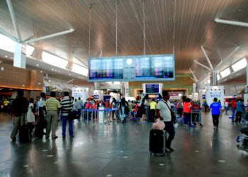 KERJASAMA antara dua negara membolehkan skim perjalanan rentas sempadan (PCA) diperkenalkan bagi membenarkan pekerja yang berada di Singapura termasuk berstatus mastautin pulang bercuti di Malaysia. - GAMBAR HIASAN
