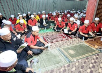 Majlis membaca yasin adalah antara yang diamalkan oleh umat Islam Malaysia pada malam Nisfu Syaaban. – GAMBAR HIASAN