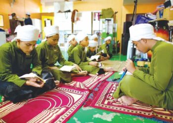 Mendidik anak-anak dengan al-Quran bukan dalam bab tajwid dan taranum sahaja tetapi lebih kepada memahami dan mengamalkan kandungan kitab suci itu.  – AFP