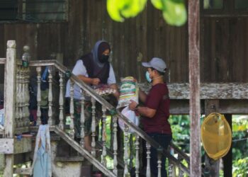 MEMBERI bantuan kepada golongan yang memerlukan adalah perbuatan mulia dan amat digalakkan oleh Islam. – GAMBAR HIASAN