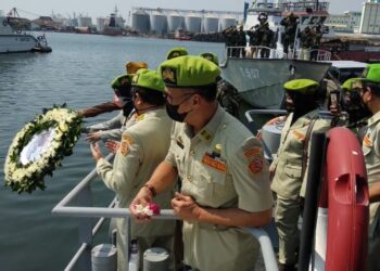 PEGAWAI Angkatan Tentera Laut menabur bunga ke laut sebagai memperingati 53 kru Nanggala-402 di Semarang, Indonesia. - AFP