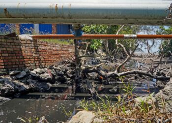 SALIRAN air berwarna hitam dan berbau busuk mengalir ke laut di Tanjong Sepat. - UTUSAN/MUHAMAD IQBAL ROSLI