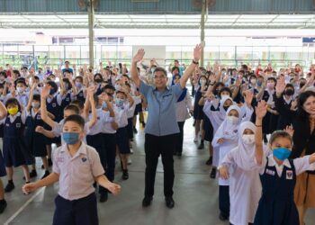 PKHARUDDIN Ghazali (tengah) menyertai senamrobik bersama pelajar di Sekolah Jenis Kebangsaan (C) 
Chung Hwa, Kota Bharu, Kelantan, semalam. – UTUSAN/KAMARUL BISMI KAMARUZAMAN