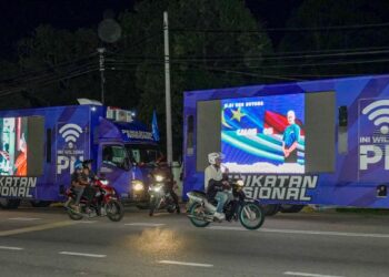 Kenderaan membawa skrin LED gergasi Perikatan Nasional ketika melalui Jalan Duyong, Taman Duyong Bestari, Melaka, semalam.  – UTUSAN/AMIR KHALID