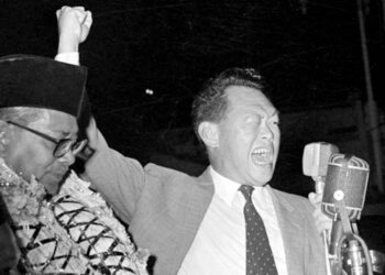 LEE KUAN YEW (kanan) sambil diperhatikan Perdana Menteri Malaysia pertama, Tunku Abdul Rahman Putra Al-Haj  bersemangat berucap di hadapan rakyat Singapura sebelum pemisahan di antara Singapura dan Malaysia Ogos 1965. -ARKIB UTUSAN