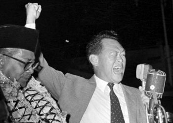 LEE Kuan Yew (kanan) dan Tunku Abdul Rahman sebelum pemisahan Singapura dari Malaysia pada 9 Ogos 1965. Politiklah yang menyebabkan alam Melayu musnah dan terus berpecah-pecah. Sebelum kehadiran British dan penjajah lain sebelumnya, kerajaan Kesultanan Melayu Melaka itu meliputi Singapura, Johor hingga ke Perlis, Sabah dan Sarawak malah beberapa pulau-pulau di Indonesia.